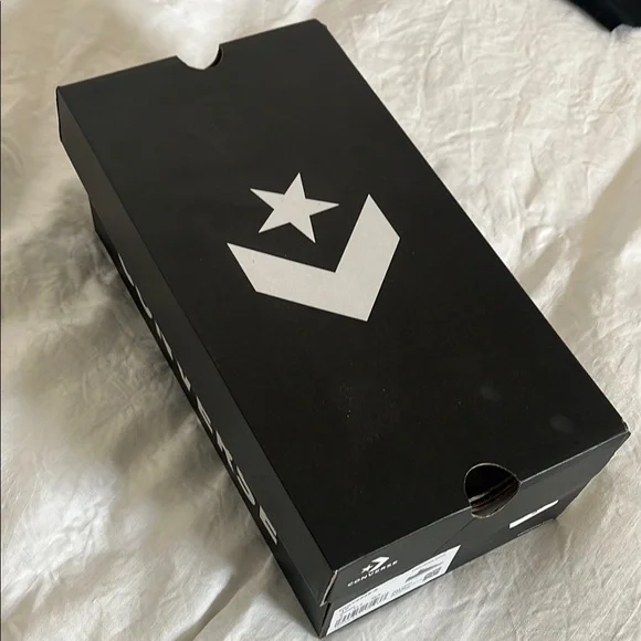 NWT: Converse Speckled Black and White Sneakers in Original Box - Picture 4 of 5